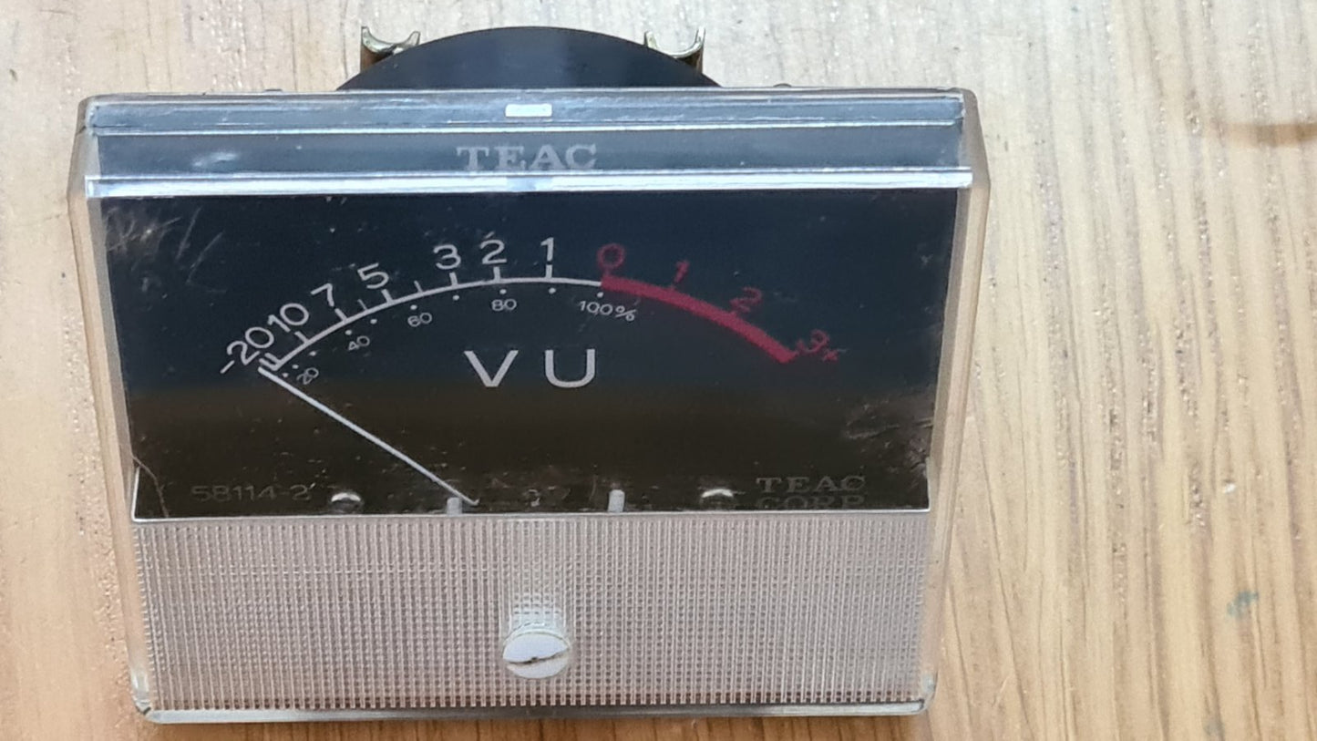 Teac A-4010S black VU meter